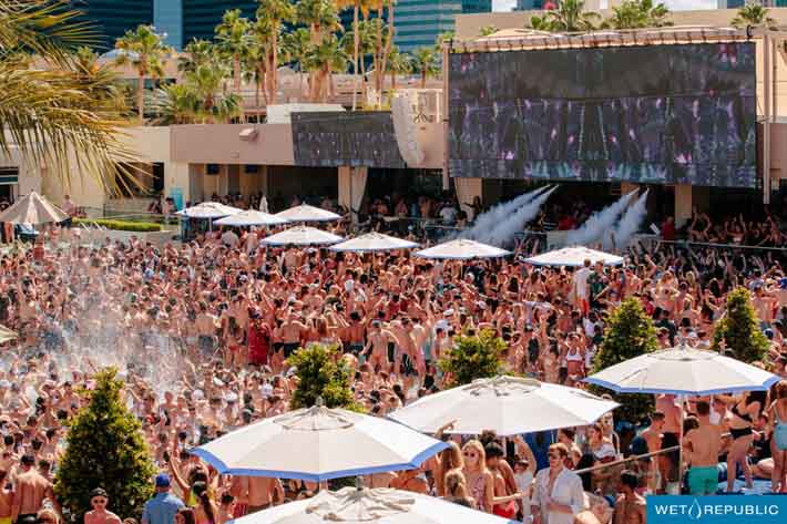 A huge crowd gathers to see Calvin Harris at Wet Republic Las Vegas