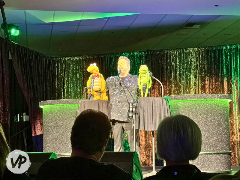 Winston the Turtle and Kermit the Frog singing at the show